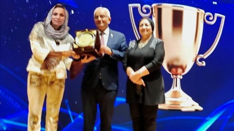 تسليم درع التكريم