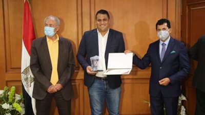 وزير الرياضة يكرم منظمي حفل قرعة بطولة العالم لليد