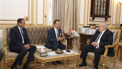 رئيس جامعة القاهرة يلتقى وفدًا من مكتبة الملك عبدالعزيز العامة لبحث التعاون الثقافي والمعرفي المشترك