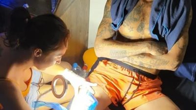 جسمك بقي كراسة رسم.. الجمهور ينتقد أحمد الفيشاوى بسبب وشم جديد