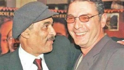 عمرو محمود ياسين يشارك جمهوره بصورة من الذاكرة