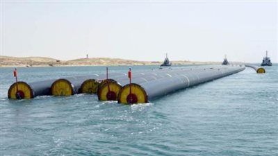 يبلغ طولها 620 متراً .. تفاصيل عبور 12 ماسورة عملاقة من قناة السويس