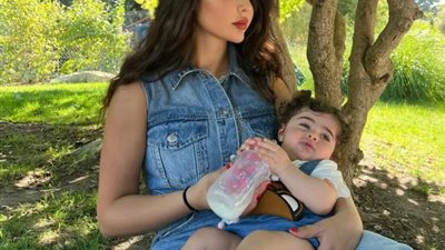 قمر بإطلالة مميزة برفقة نجلتها في أحدث ظهور