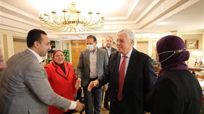 بالصور .. وزير التعليم العالي يبدأ مهام عمله اليوم بالوزارة