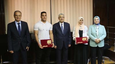 وزير الكهرباء والطاقة المتجددة يكرم المتفوقين والمتميزين  من أبناء العاملين