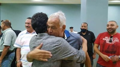 رئيس سموحة يضرب بالاجراءات الاحترازية عرض الحائط ويعانق سامى عقب الفوز