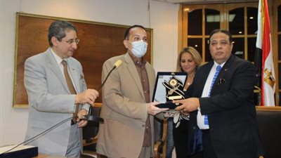 آداب عين شمس تكرم الوكلاء ورؤساء الأقسام السابقين وتنصب الجدد