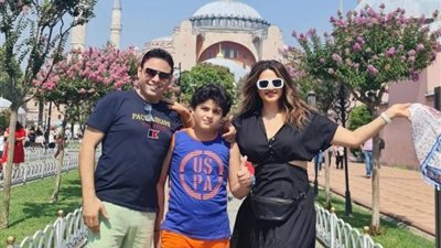 بسكال مشعلانى برفقة عائلتها فى عطلتها الصيفية