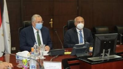 كامل الوزير يبحث مع وزير الزراعة ربط المناطق الزراعية بمشروعات الطرق