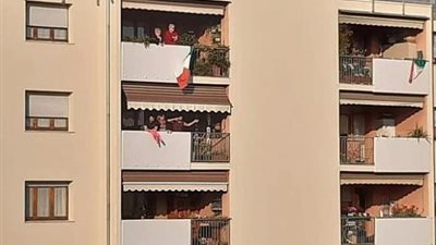 الحب في زمن كورونا.. حكاية العلاقة التى بدأت من البلكونة وانتهت بالزواج