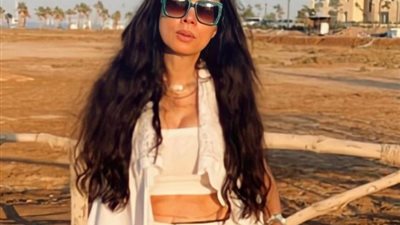 دينا بإطلالة صيفية في أحدث ظهور