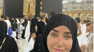 بالصور.. هنا الزاهد تؤدى مناسك العمرة من أمام الكعبة المشرفة