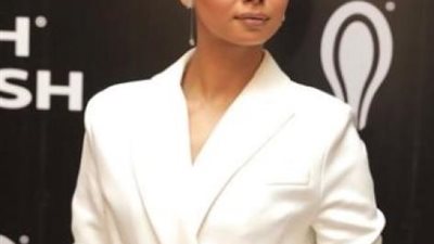 منة عرفة تستعرض جمالها بإطلالة كلاسيكية