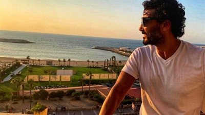 خالد النبوي يشارك جمهوره بصورة أثناء استمتاعه بالصيف