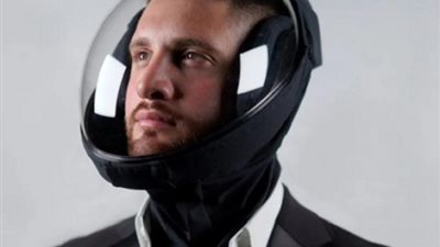 آخر تقاليع كورونا.. حكاية أغرب تصميم للكمامات «خوذة الفضاء»