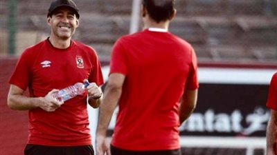 جلسة بين فايلر وعبد الحفيظ في مران الأهلي الأخير استعدادا لنادي مصر