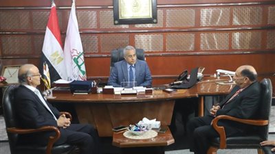 شاهد.. كيف تحل «القوى العاملة» مشكلات العمالة المصرية بالخارج ؟