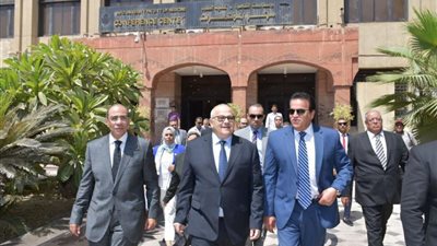 وزير الصحة ورئيس جامعة القاهرة يتفقدان اختبارات 5265 متدربا فى 41 تخصصا للزمالة المصرية بكلية طب قصر العيني