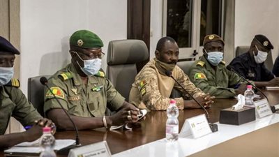 ماكرون يطالب المجلس العسكري في مالي بإعادة السلطة للمدنيين