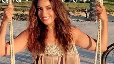 نرمين الفقي بإطلالة عفوية في أحدث جلسة تصوير