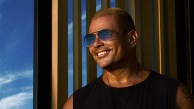 عمرو دياب يدعم موهبة شابة على طريقته الخاصة