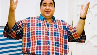 شاهد.. صورة نادرة لـ علاء ولي الدين داخل منزل أشرف عبد الباقي