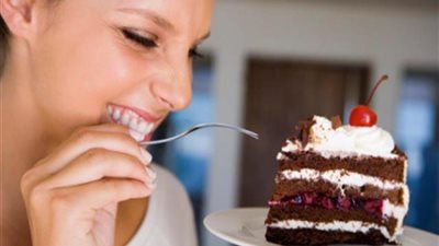 تناول الحلويات يتسبب في إصابتك بـ أمراض خطيرة ومزمنة.. إليك التفاصيل
