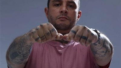 أحمد  الفيشاوي يشارك جمهوره بصورة جديدةويعلق : ”100 تاتو ضد المسح”