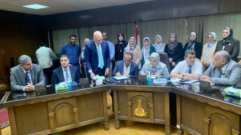 جانب من التوقيع