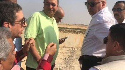 ‫وزير الرى يتفقد مشروعات حماية قرية سنور في بنى سويف من السيول