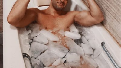 رامز أمير لجمهوره :  ”القعدة في الثلج له فوائد منها حاجة هتفرح البنات”