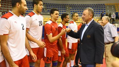 الخطيب يصافح طائرة الزمالك والجيش على هامش تتويج الأهلي بكأس مصر