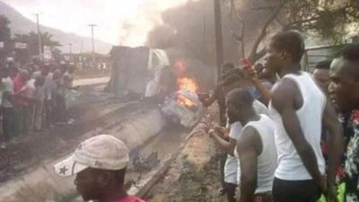 مقتل 23 شخصا في انقلاب شاحنة وقود بنيجيريا