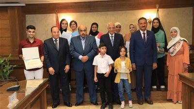 «لاب توب»ومبالغ مالية.. محافظ الجيزة يكرم أوائل الثانوية العامة والأزهرية والدبلومات الفنية