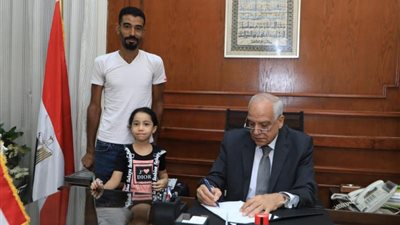 شاهد.. محافظ الجيزة يسلم صاحب عربة فول الدقي عقد محل بروضة السودان