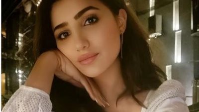 مى عمر تستعرض جمالها بإطلالة مثيرة