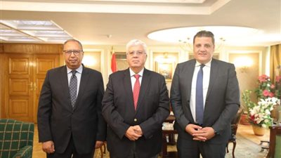 وزير التعليم العالى يلتقي رئيس مجلس أمناء مؤسسة صناع الخير لبحث التعاون فى المشروعات التنموية