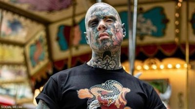 تريند السوشيال ميديا.. مدرس يخيف التلاميذ بالأوشام المرعبة فما قصته؟