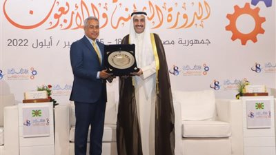 شاهد.. هدية مؤتمر العمل العربي في دورته الـ 48 لوزير القوى العاملة