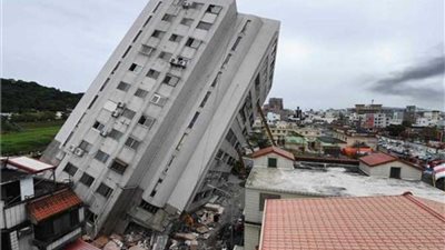 كارثة.. انهيار مبنى تجاري إثر زلزال بقوة 6.8 درجة في دولة كبري