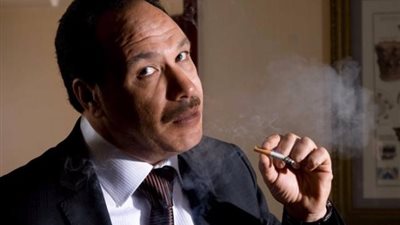 في ذكرى رحيل تاجر السعادة خالد صالح.. تزوج دون غرفة نوم وعمل في ”فرن بلدي” وأصبح أشهر ”بائع حلويات”