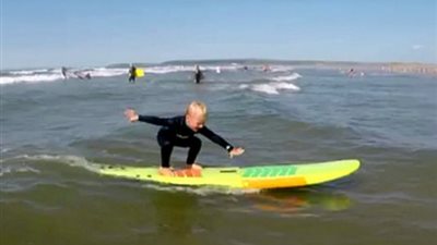 تريند السوشيال ميديا.. حكاية الطفل المعجزة الذى يمارس ركوب الأمواج بمهارة عالية في سن الـ 4