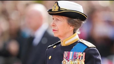 كل ما تُريد معرفته عن «الأميرة آن» التي ظهرت بزى عسكري خلف نعش الملكة إليزابيث
