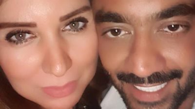 بالفيديو.. ”قبلة” رومانسية من أحمد فلوكس بعد عودته لزوجته المغربية الأولى