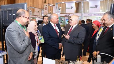 وزير التعليم العالي والخشت يتفقدان معرض جامعة القاهرة فى منتدى أنشطة الجامعات لمواجهة تأثيرات التغيرات المناخية