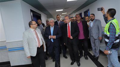 وزير التعليم العالي يتفقد عددًا من المنشآت الجديدة بجامعة السويس