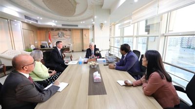 وزير التعليم العالي يعقد اجتماعًا مع وفد جامعة ساوثهامبتون البريطانية لبحث التعاون العلمي والأكاديمي