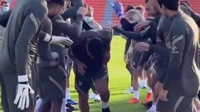 شاهد.. لاعبو أتلتكو مدريد يحتفلون بانضمام سواريز على طريقتهم الخاصة