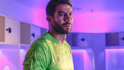 بعد انتقاله إلي بيراميدز.. 10 أخطاء كارثية لشريف إكرامي مع الأهلي؟