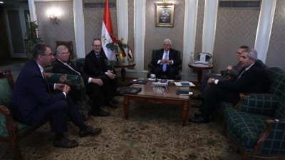 وزير التعليم العالي يلتقي بوفد ألماني لبحث سُبل تعزيز التعاون العلمي والبحثي